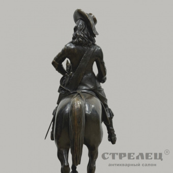 фото — бронзовая статуя «карл i верхом на коне». европа, 19 век